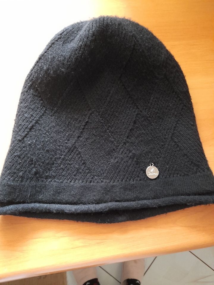 Czarna czapka angora