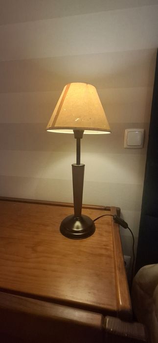 Candeeiro de mesa clássico em madeira e metal