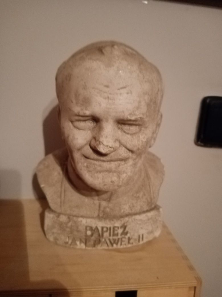 Figura, popiersie Jana Pawła II.