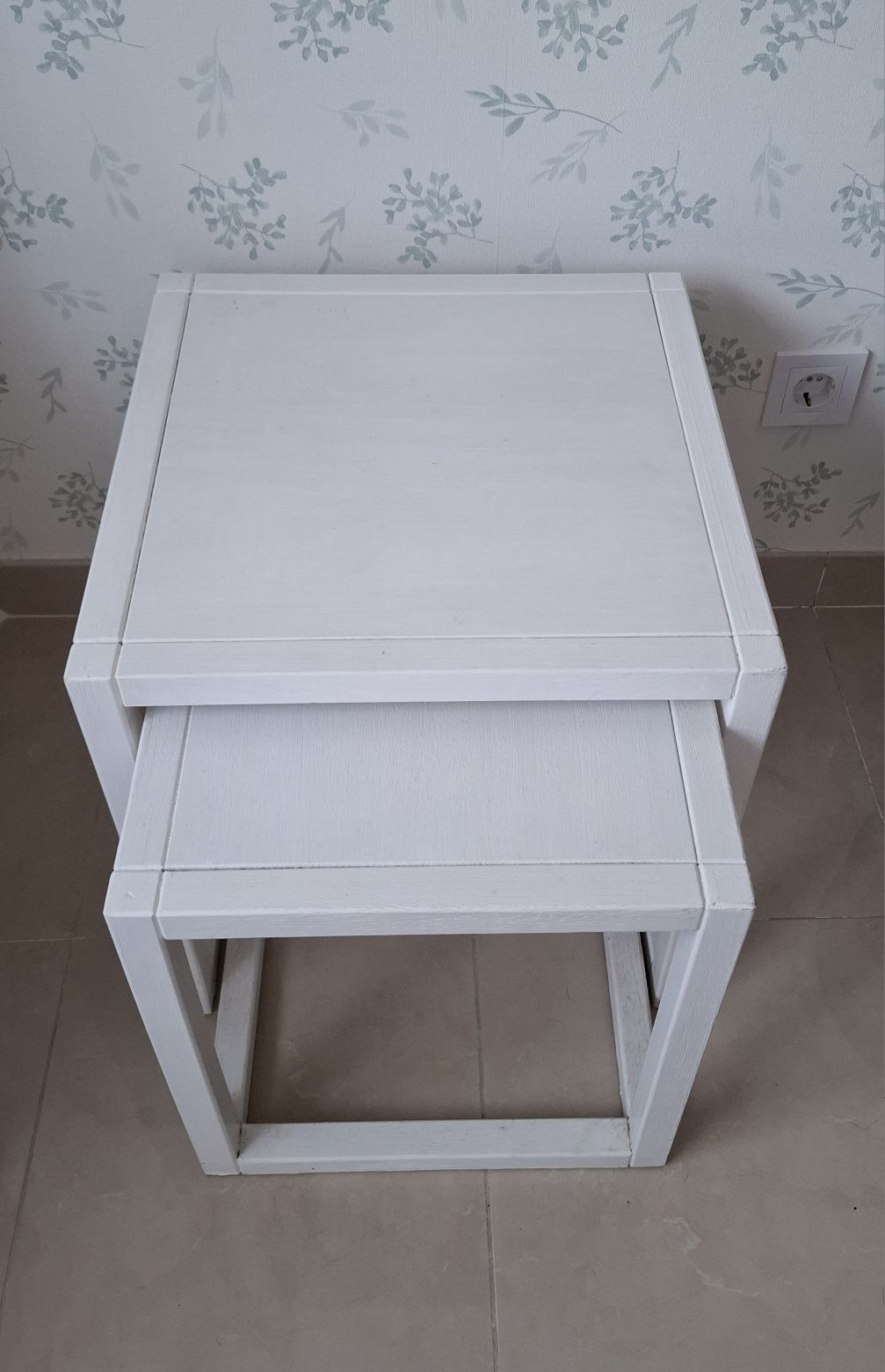 Mesa dupla de apoio em madeira branca