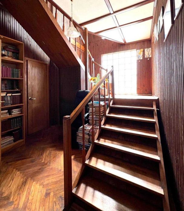 Добротний будинок поруч з озером та дубовим гаєм.Гараж,баня,підвал;газ