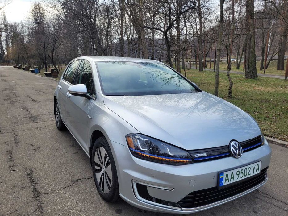 Прокат (оренда) автомобіля Volkswagen e-Golf в гарній комплектації