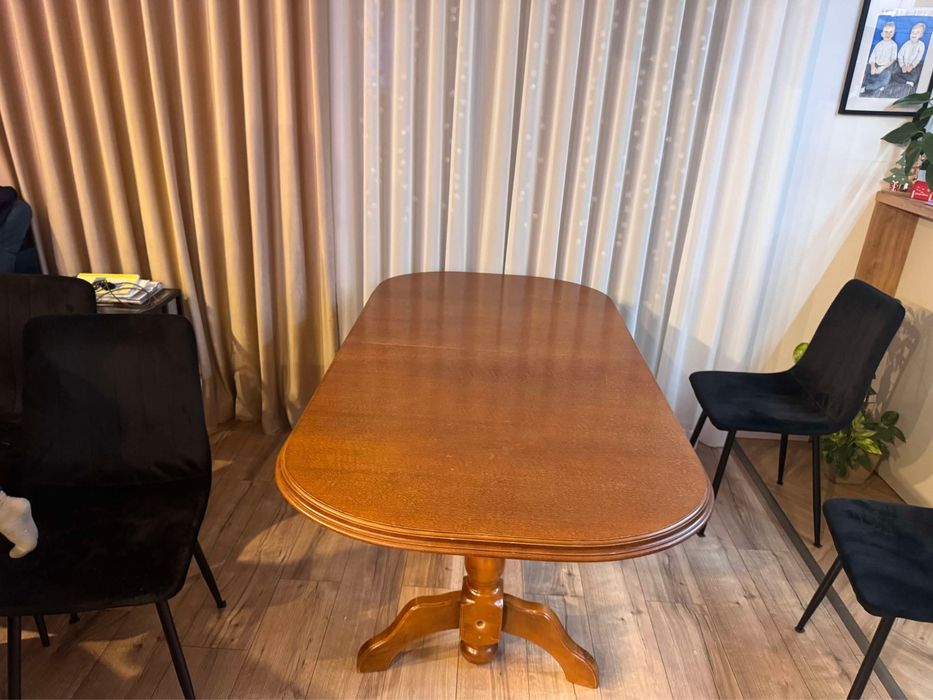 Stol rozkladany 180-260  .  Plus 4 krzesla z pokrowcami .