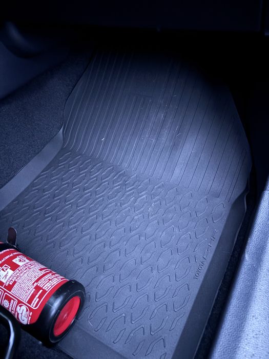 Nowe oryginalne dywaniki gumowe Toyota CHR 2025