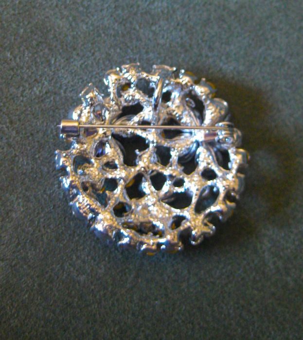 Alfinete / Pendente / Pregadeira Arranjo Flores Lilases NOVO