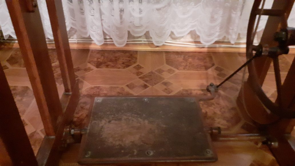 Продам швейную польскую ножную машинку