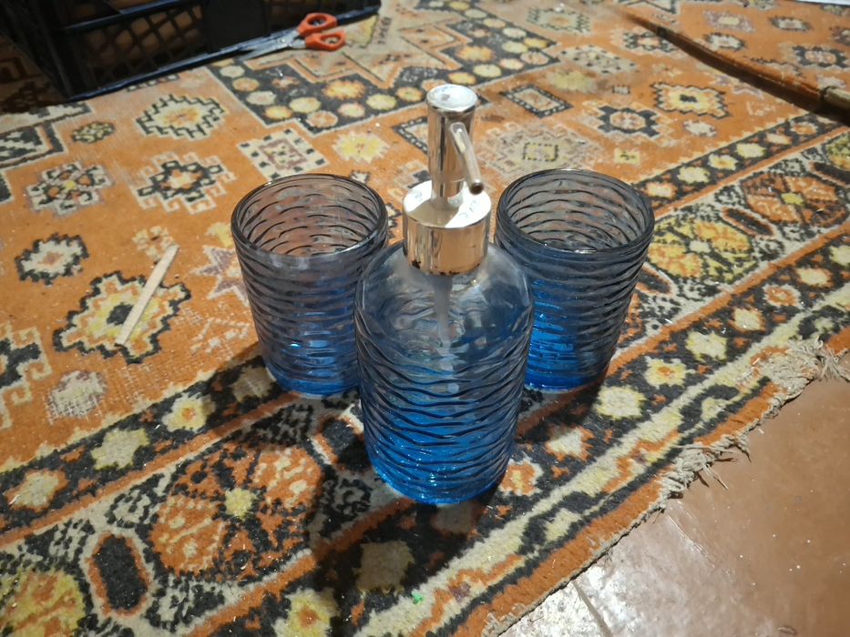 Набір для ванної кмнати дозатор для рідкого мила та 2 станчики 299 грн