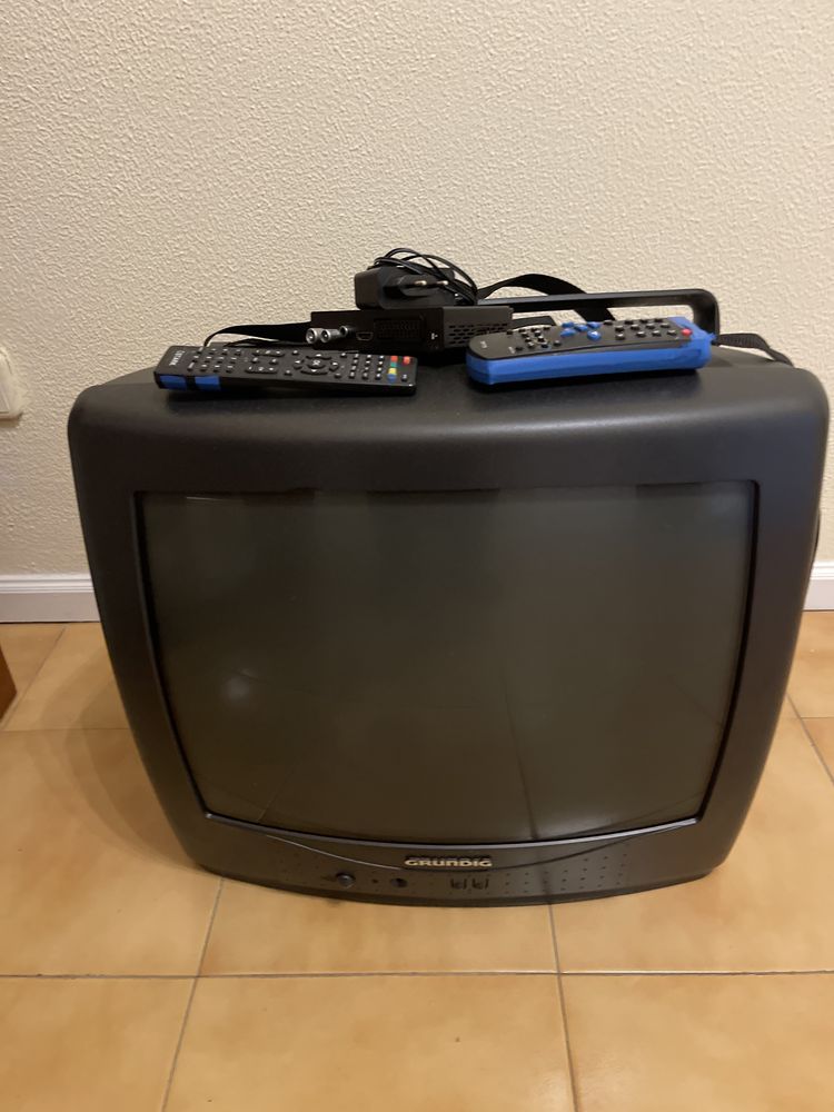 Televisão Grundig + Receptor Terrestre + Suporte de Parede