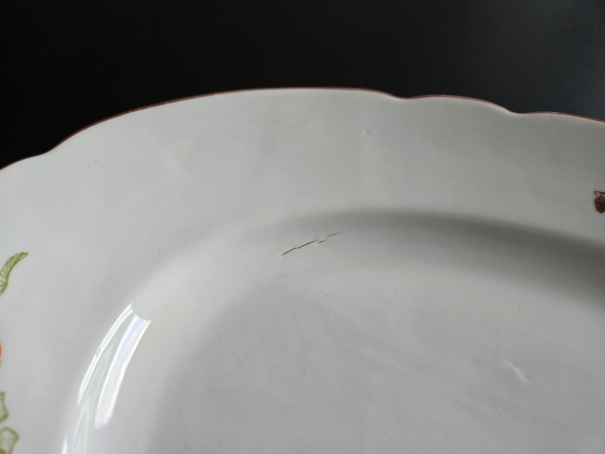 Półmisek z porcelany Ćmielów z motywem jesiennych liści.

Posiada prze