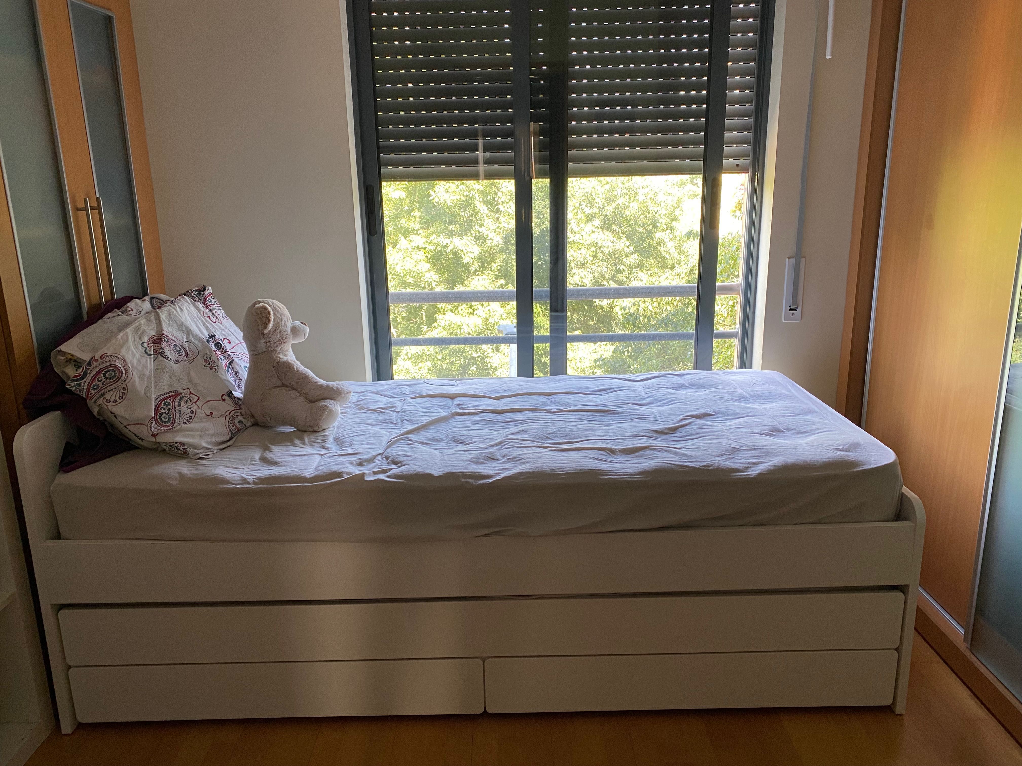 Cama com gavetas IKEA