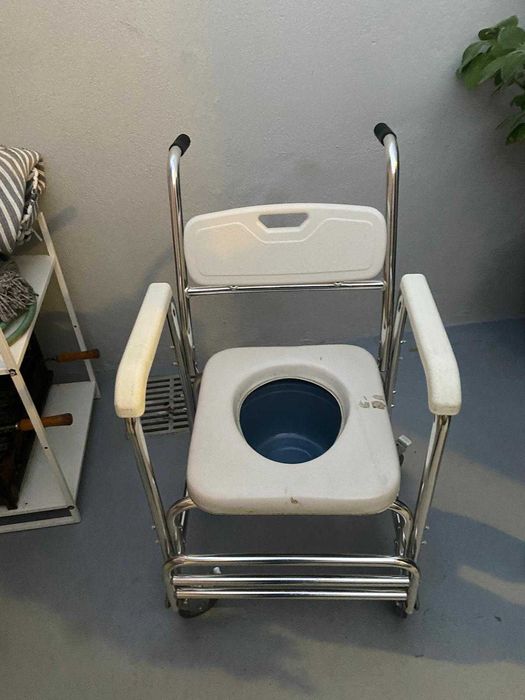 Cadeira de banho e sanitário com rodas e suporte de pés dobrável