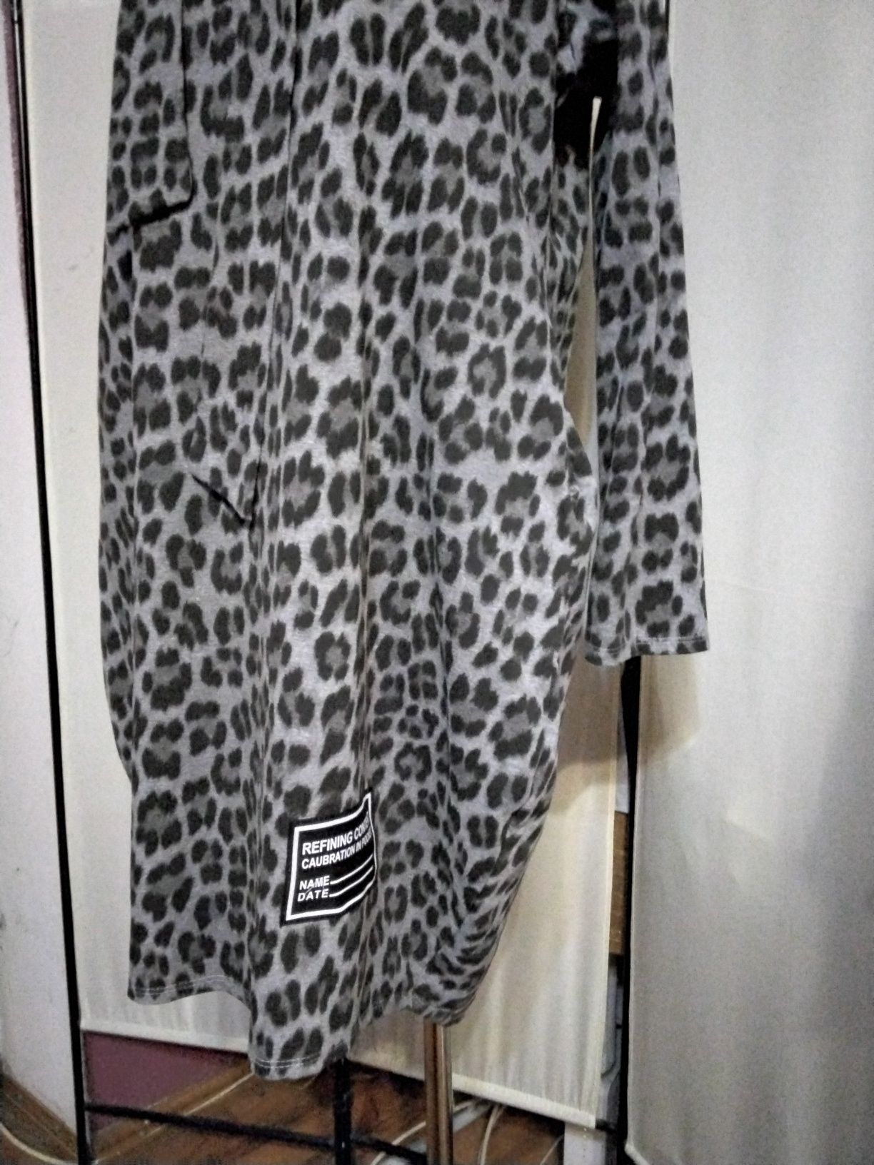 Sukienka baweniana szara pantera z kapturem