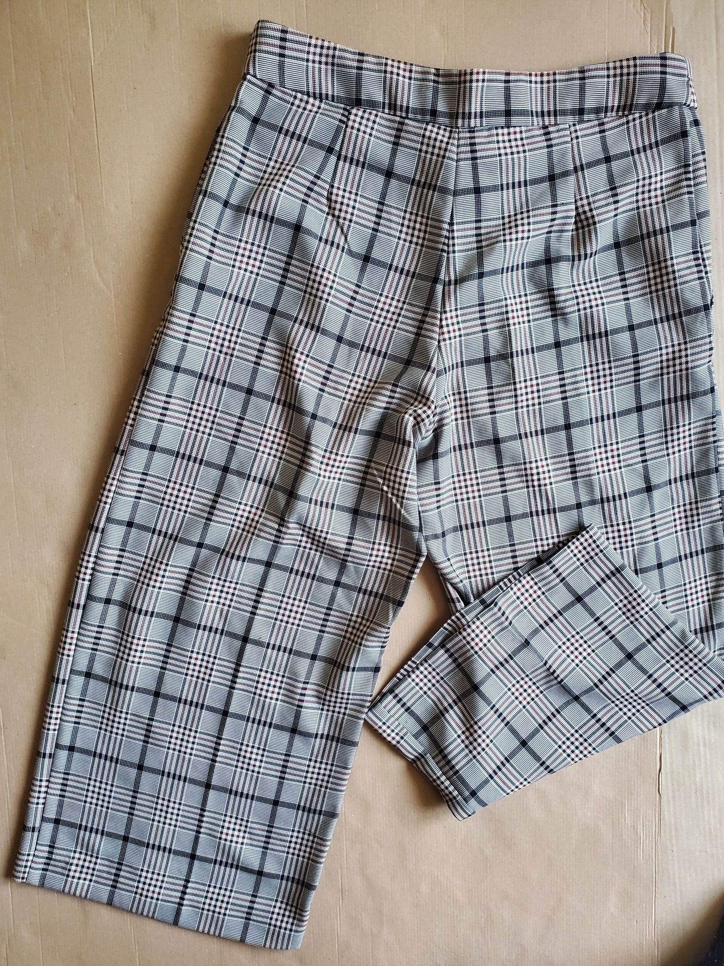 H&M spodnie z szerokimi nogawkami.