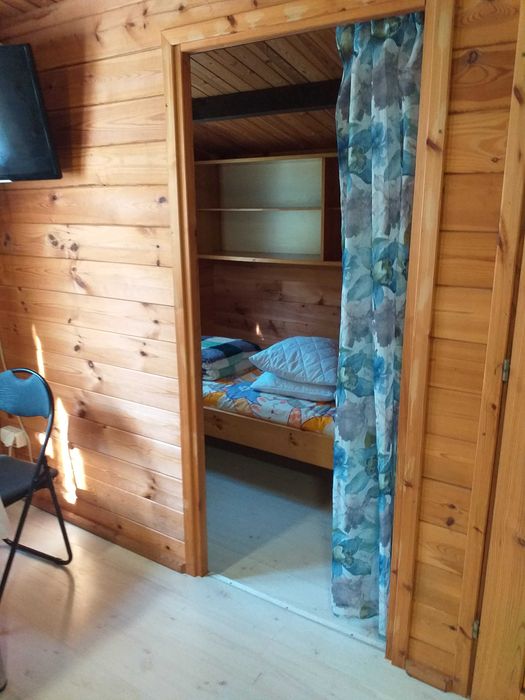 drewniany domek letniskowy nad jeziorem Wdzydze
