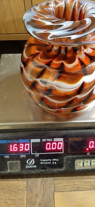 Надзвичайно красива ваза ручної роботи, гутне скло