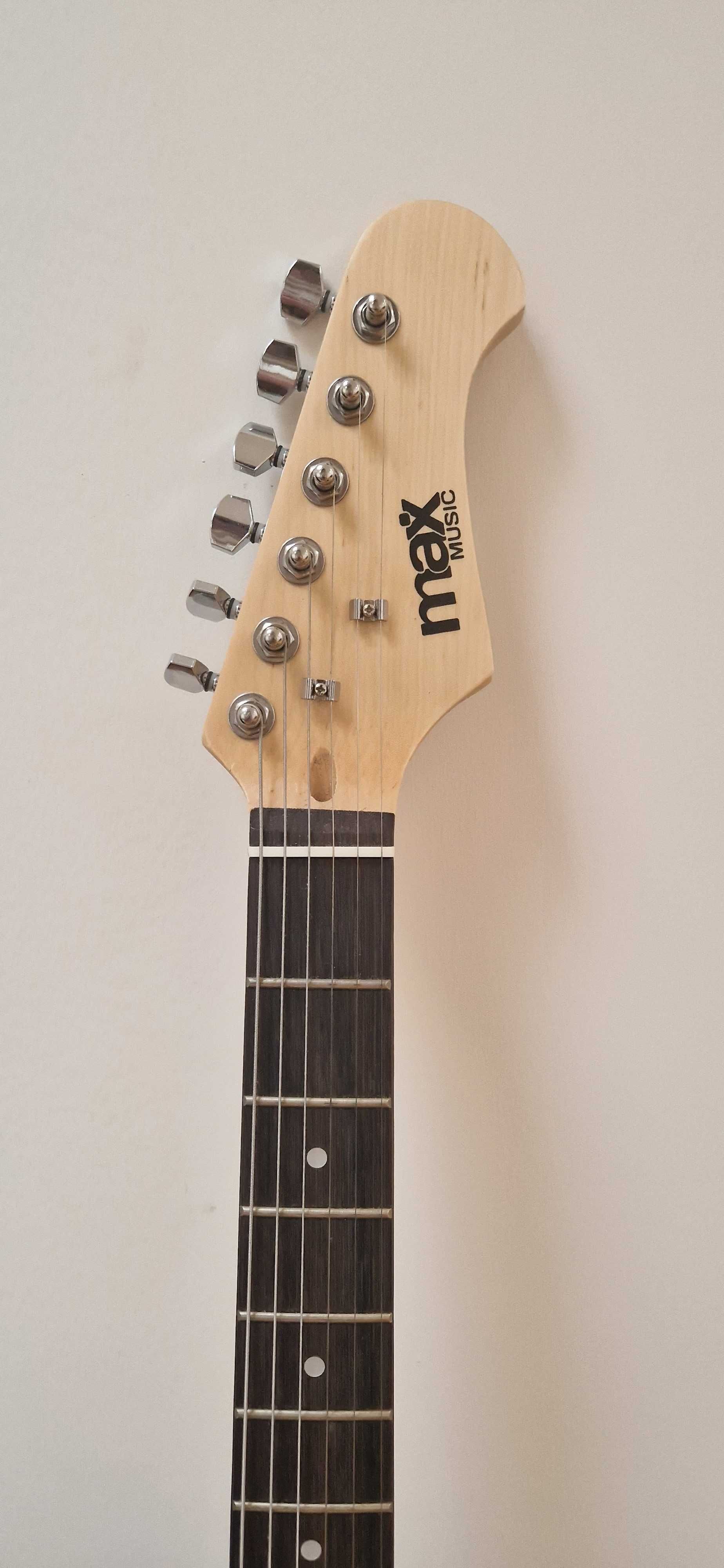 Gitara elektryczna, i wzmacniacz typu combo.