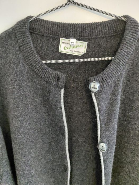 Casaco em malha super quente de cor cinza com botões e detalhes XL