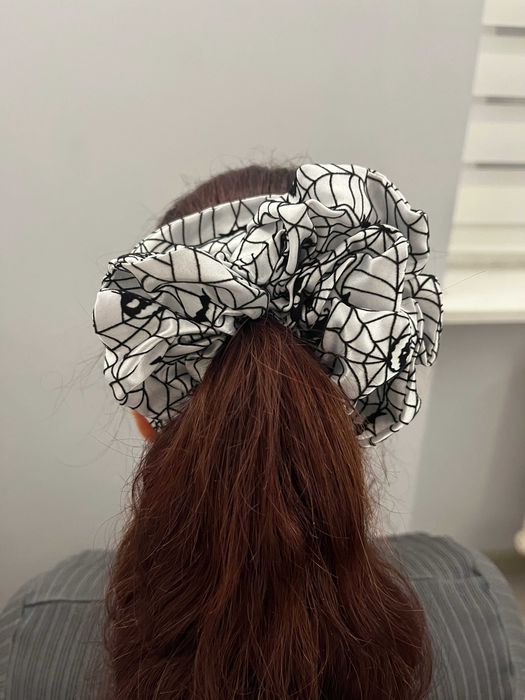 Duża halloweenowa gumka scrunchie – biała z motywem pajęczyny