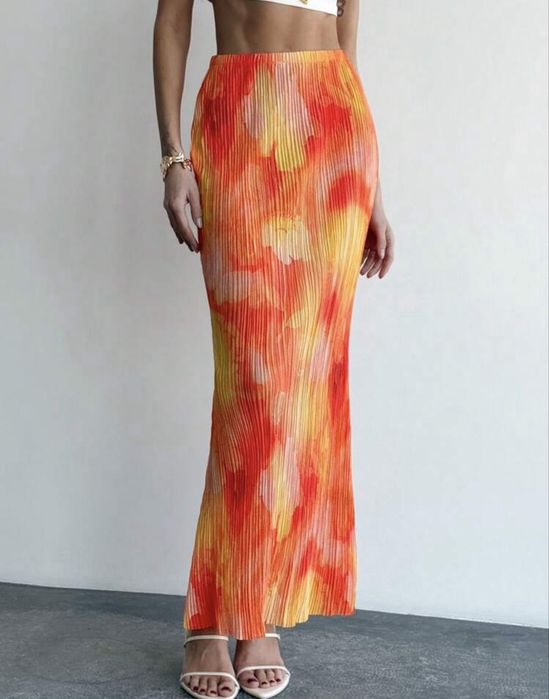 Плісирована спідниця з яскравим абстрактним принтом