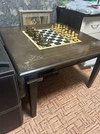 Шахматный стол с фигурами