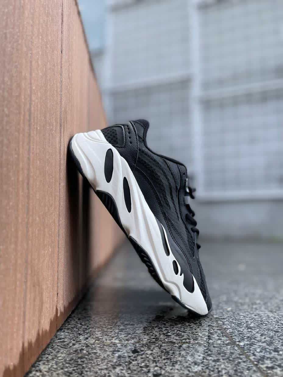 Кросівки Adidas Yeezy Boost 700 V2чорно-білі кросівки Адідас демісезон