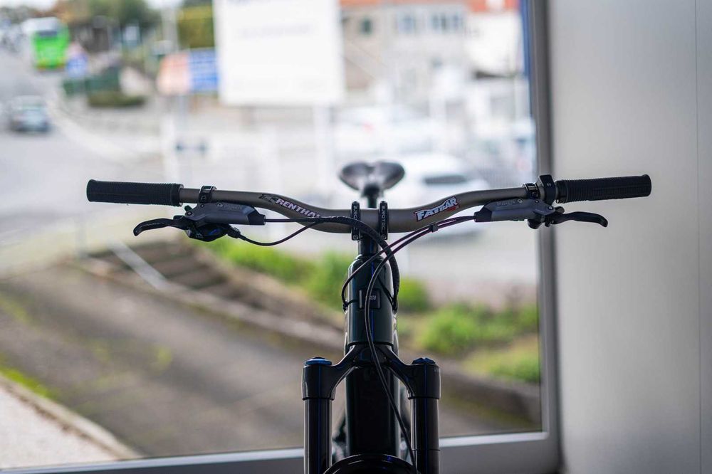 Santa Cruz Vala Tam. M - Fox Grip2 + Fox x2 c/ fatura IVA discriminado