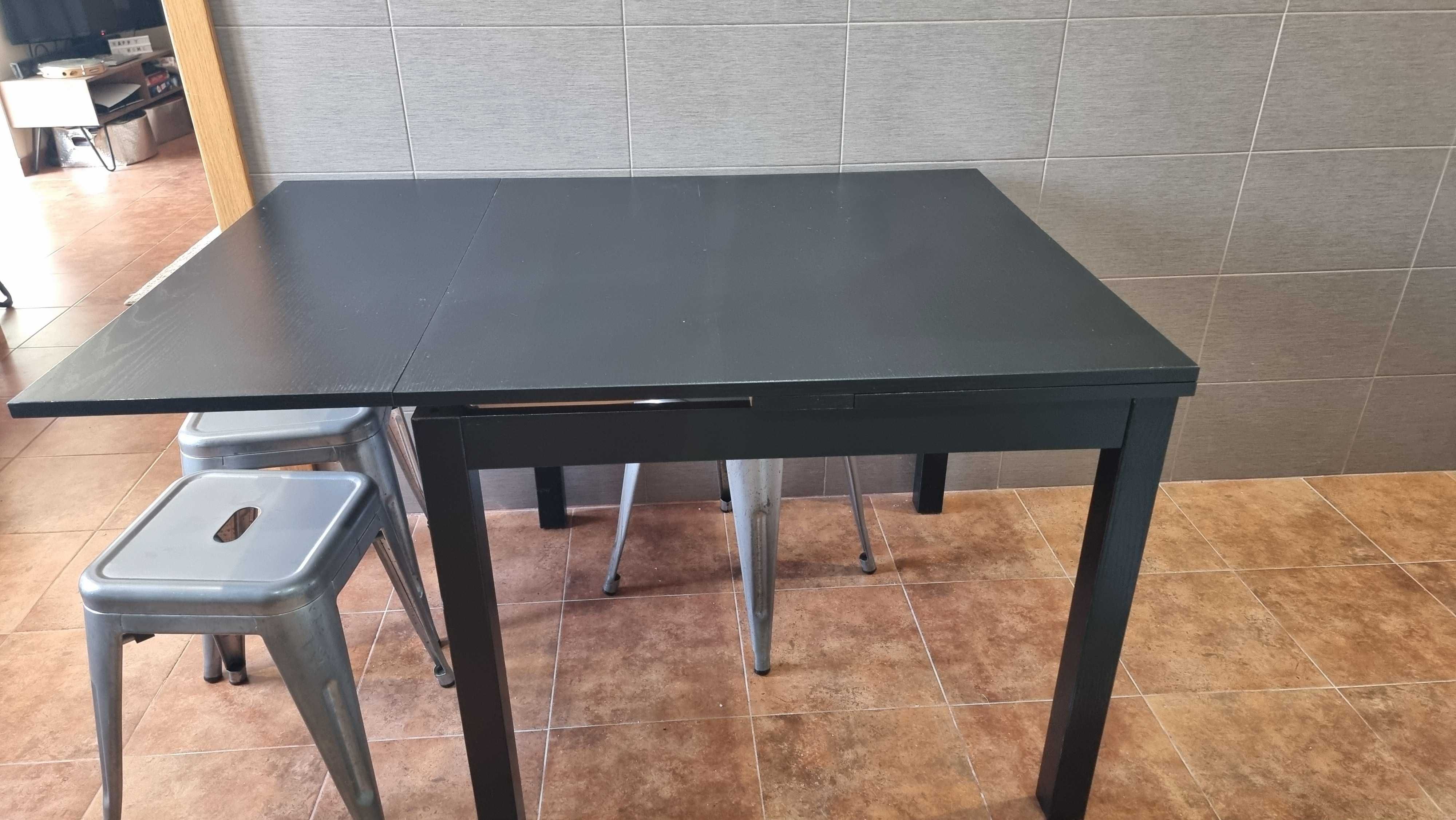 Mesa preta extensível