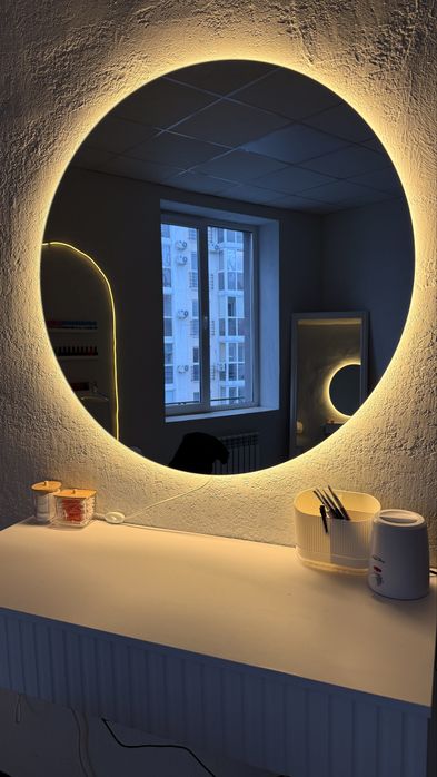 Місце для візажиста/бровіста/майстра по зачіскам.