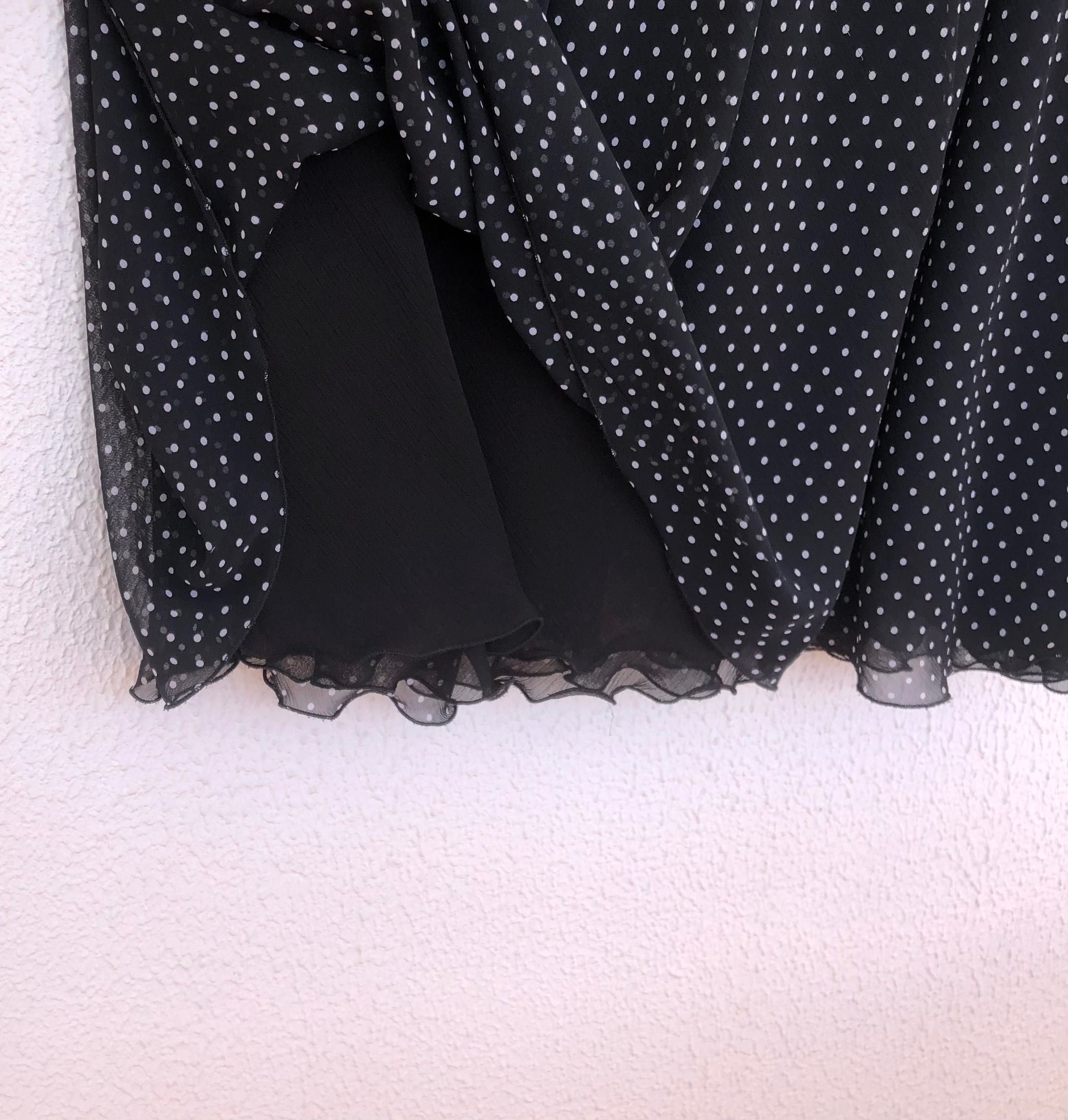 Saia acima do joelho com padrão preto
