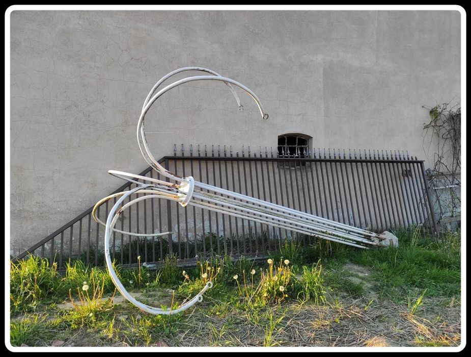 Wysoki metalowy kwietnik stojak na kwiaty