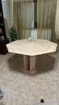 Mesa de marmore com estante integrada