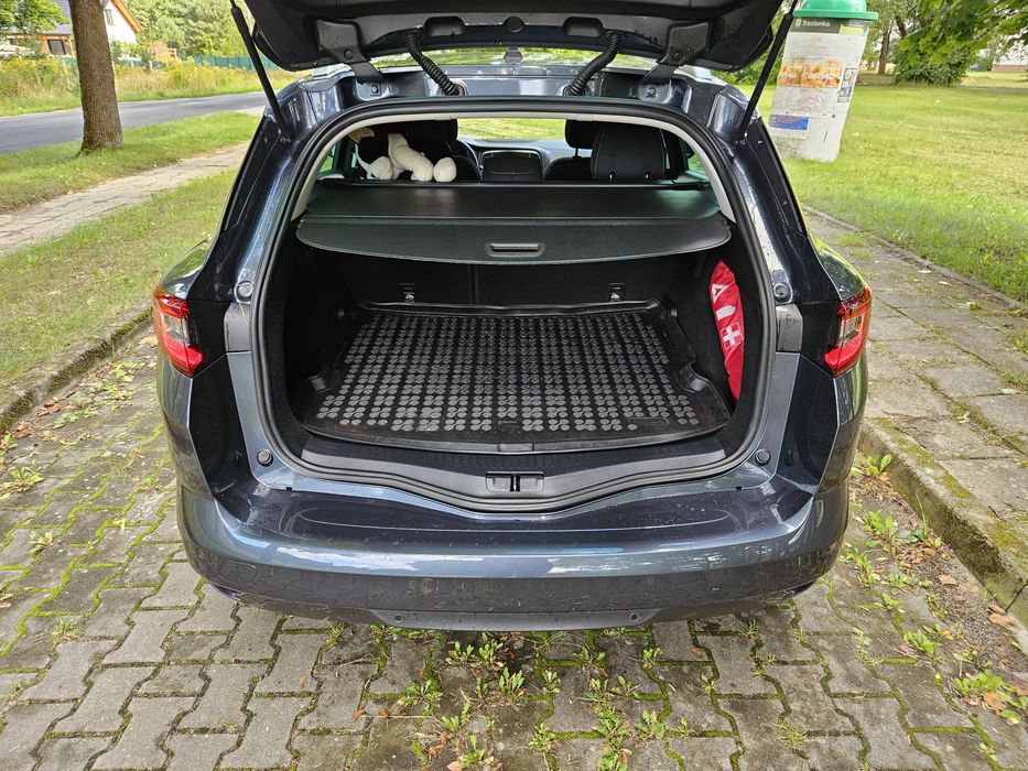 Rezerwacja Megane kombi limitem salon automat edc