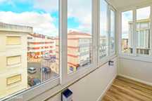 Apartamento T3+1 Duplex Renovado com Sótão no Coração de Queijas