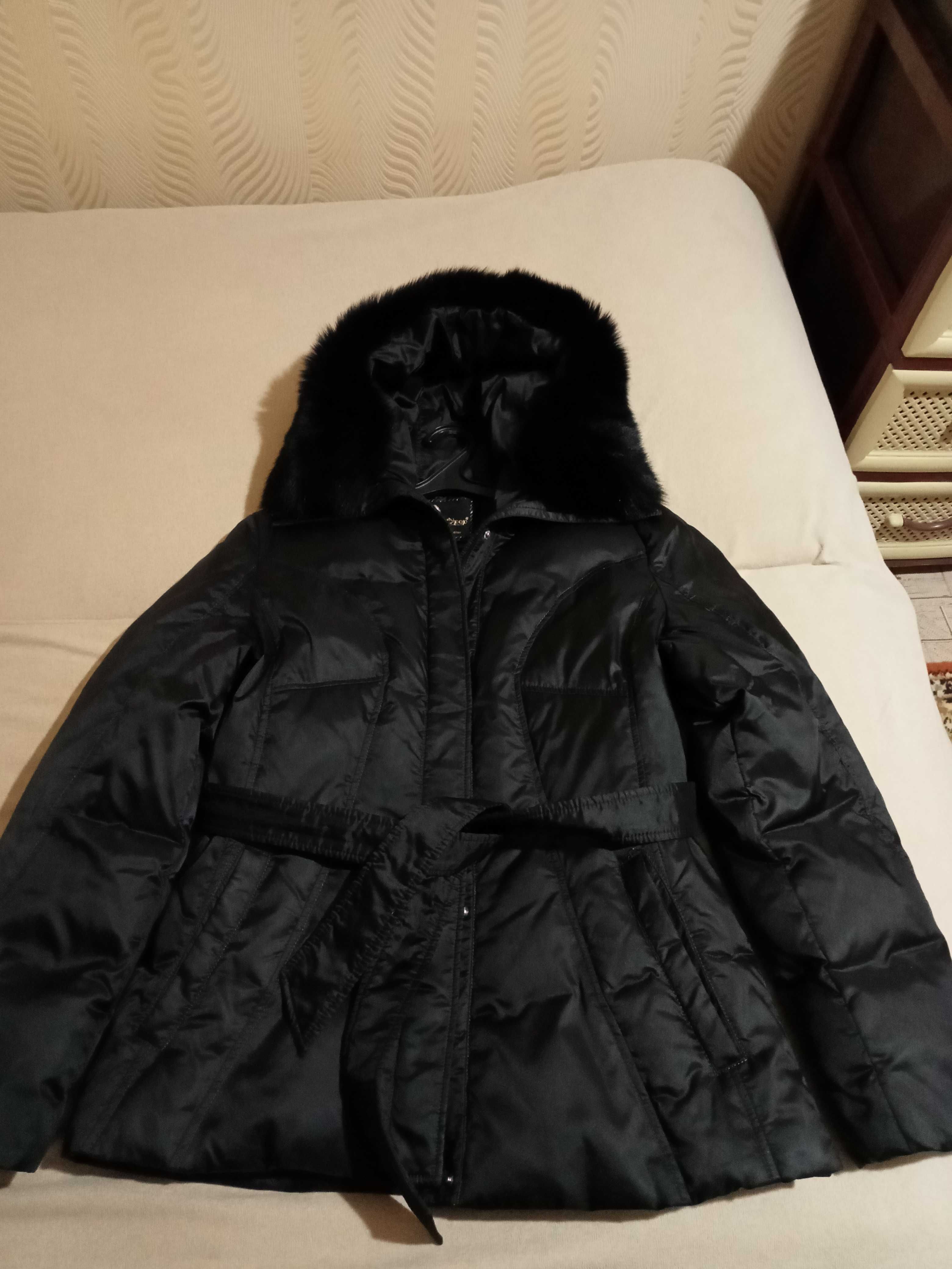 Продается женская зимняя куртка-пуховик