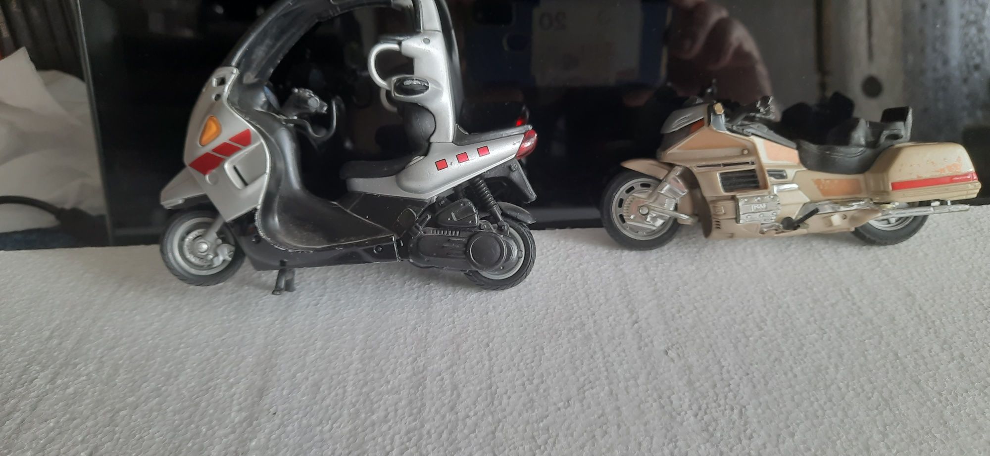 Zabawki modele autek i motocykli