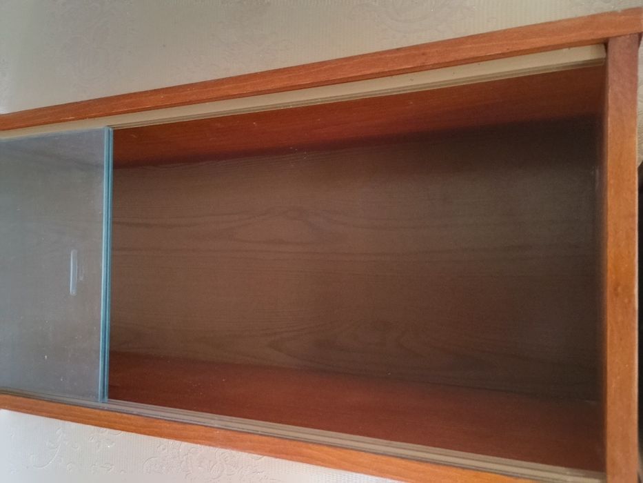 Полка для книг со стеклянными дверцами-купе. Книжная полка деревянная