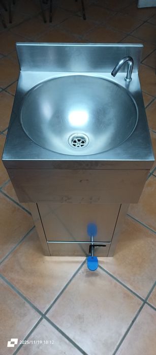 Lavatório, pia com pedal em inox.