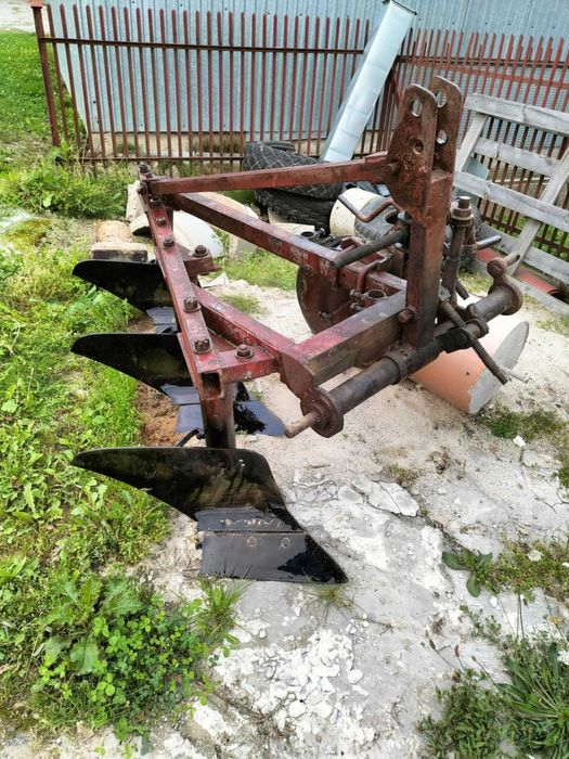 Pług 3 skibowy gotowy do pracy