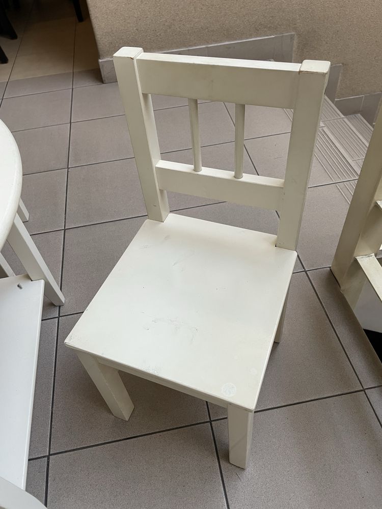 Mesa e cadeiras brancas de criança