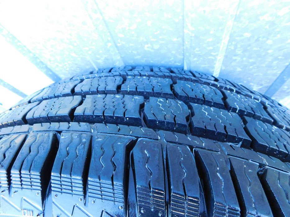 Opony zimowe 225/65 R16C komplet 2 szt SNOWGARD ROSAVA 23r JAK NOWE