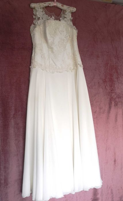 Suknia ślubna na ramiączkach