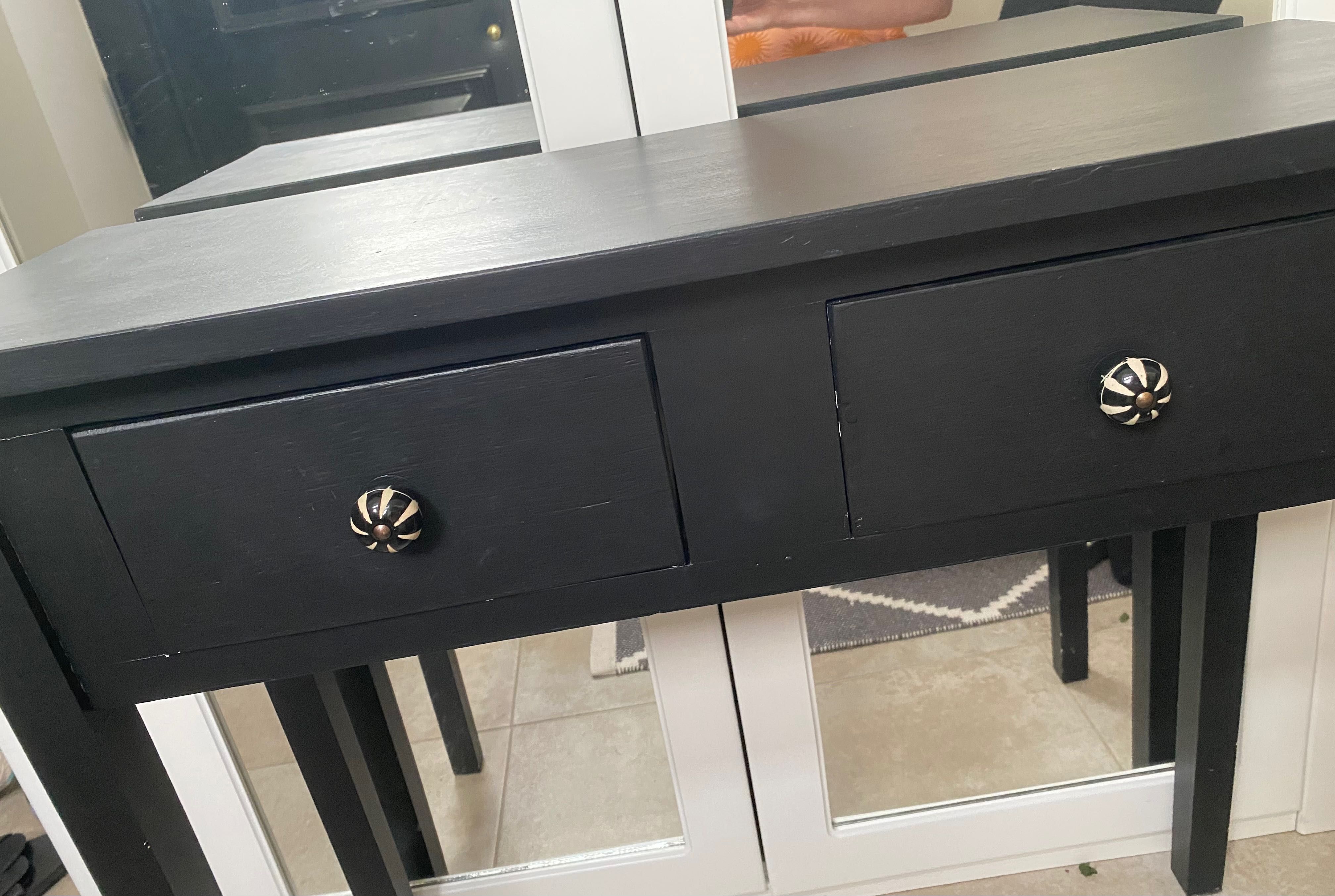 Mesa consola preta com duas gavetas
