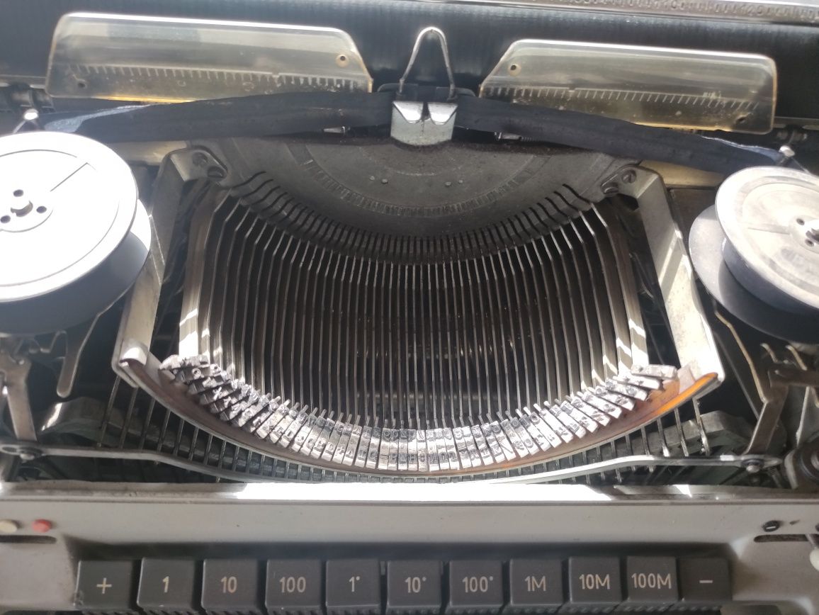Maszyna do pisania Predom - Łucznik 1002