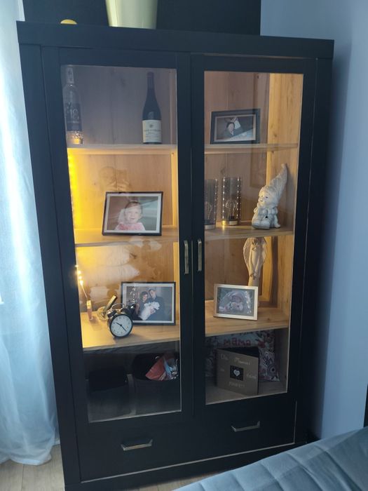 Witryna czarno brązowa Jysk.