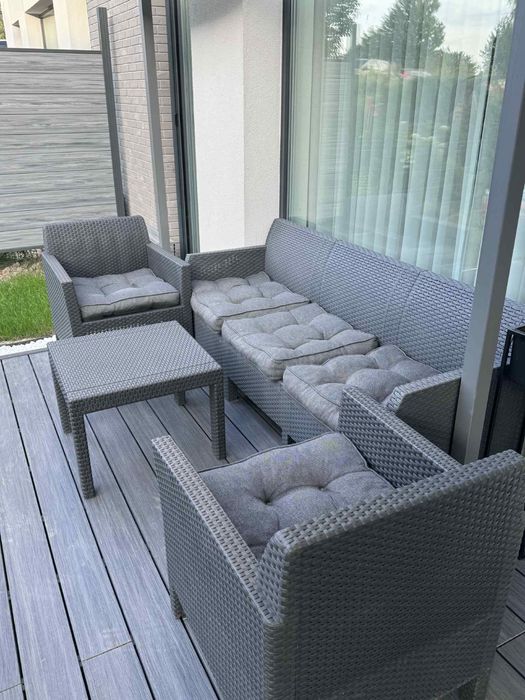 Zestaw mebli ratanowych – sofa, 2 fotele, stolik + poduszki