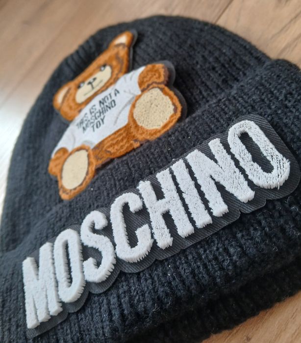 Czarna czapka Moschino