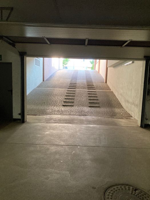 Miejsce postojowe z komórką pod budynkiem wynajmę. Lokalizacja-centrum