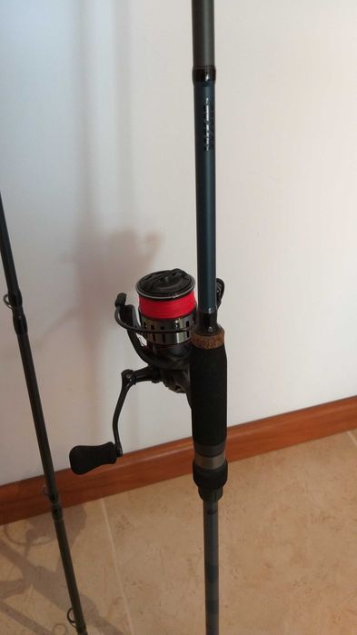 Cana pesca Spinning nova 2.4m com carreto + amostras novas oferta