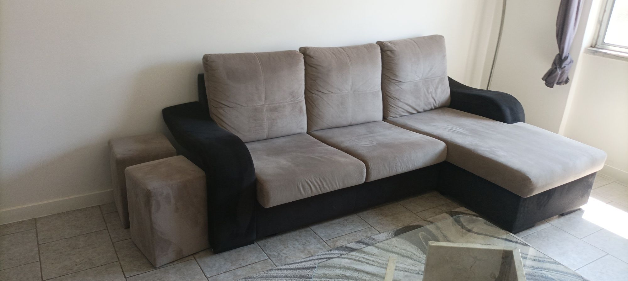 Sofá chaise longue cinzento e preto