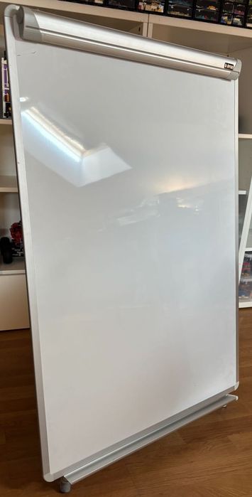 Duża tablica magnetyczna typu flipchart